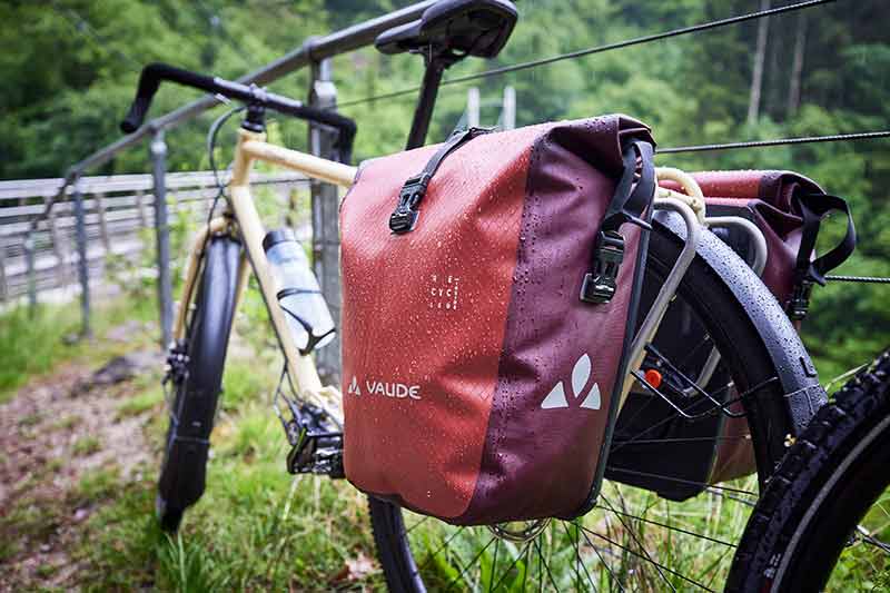 Gepäckträgertaschen VAUDE zwei Radfahrende mit Radtaschen auf einem Weg an einem Fluss VAUDE