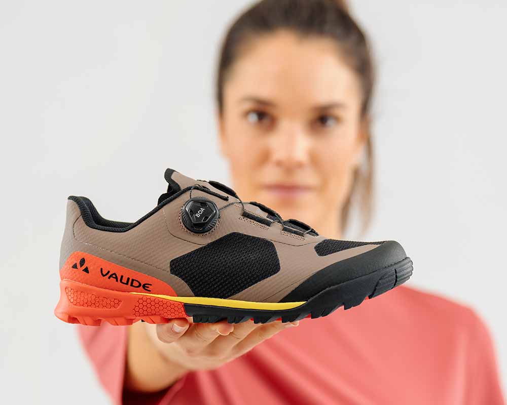 Neuer VAUDE MTB Schuh Frau mit Schuh in der Hand