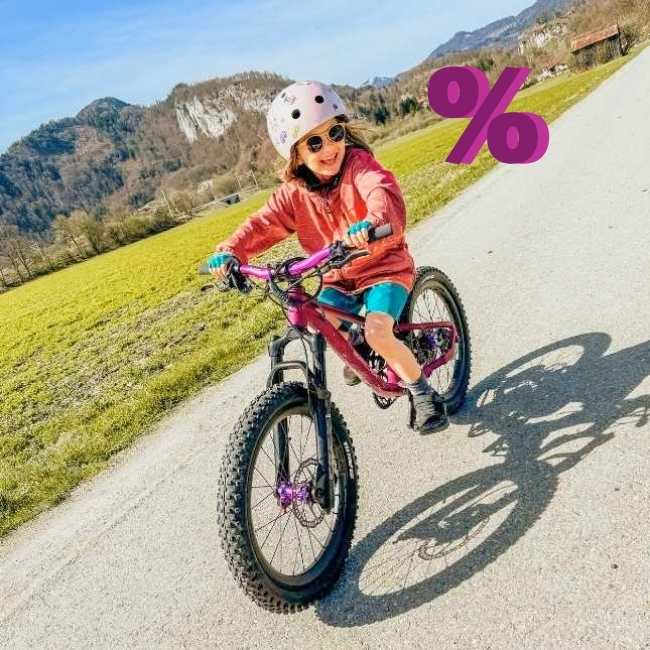Sale Kinder entdecken Kind auf einem Mountainbike mit Sonnenbrille