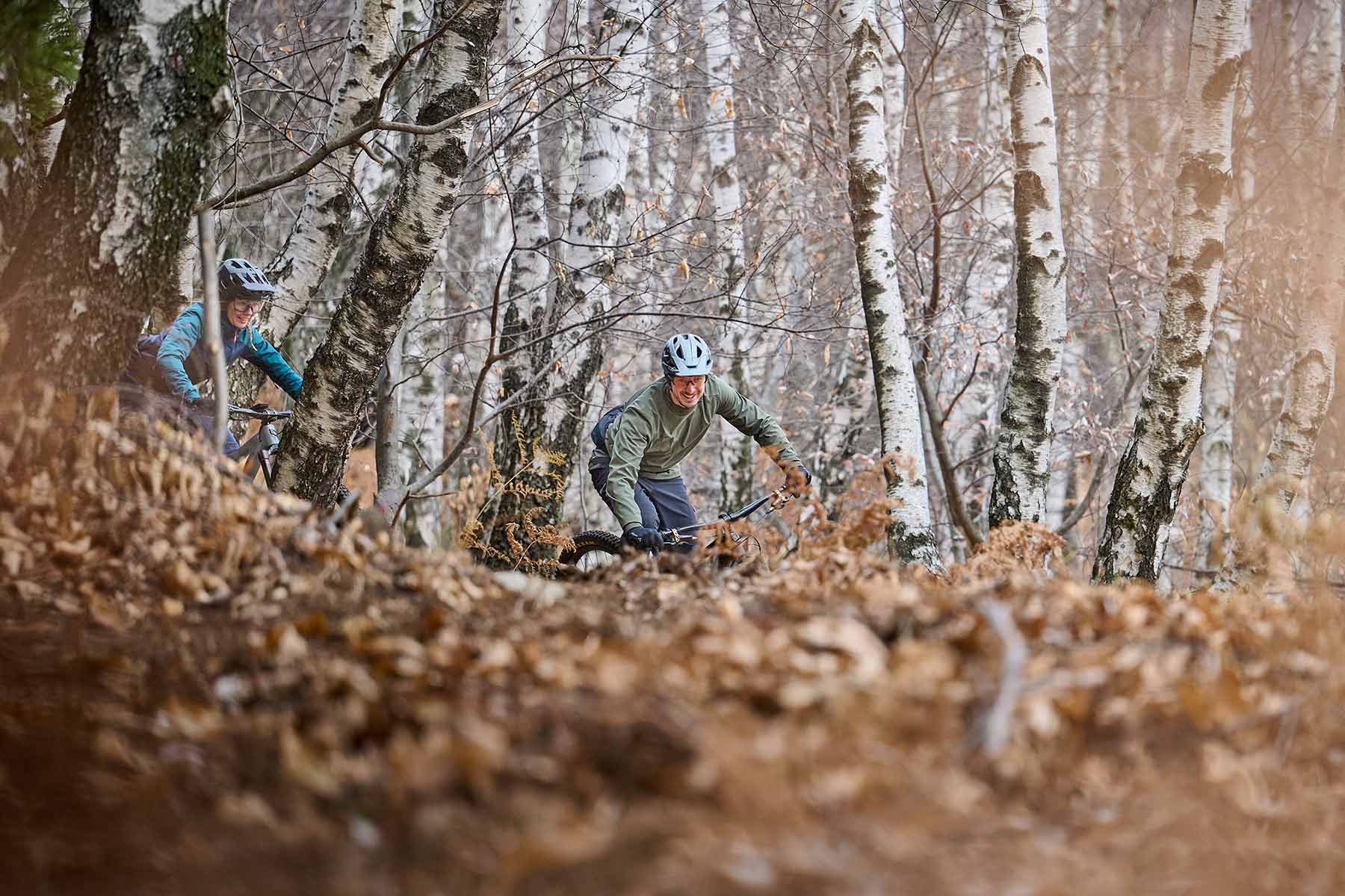 Mann radelt durch Wald