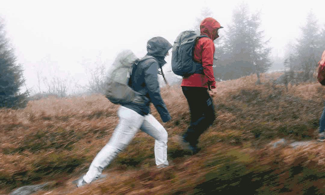 Wanderhose finden Drei Leute in Wanderoutfits