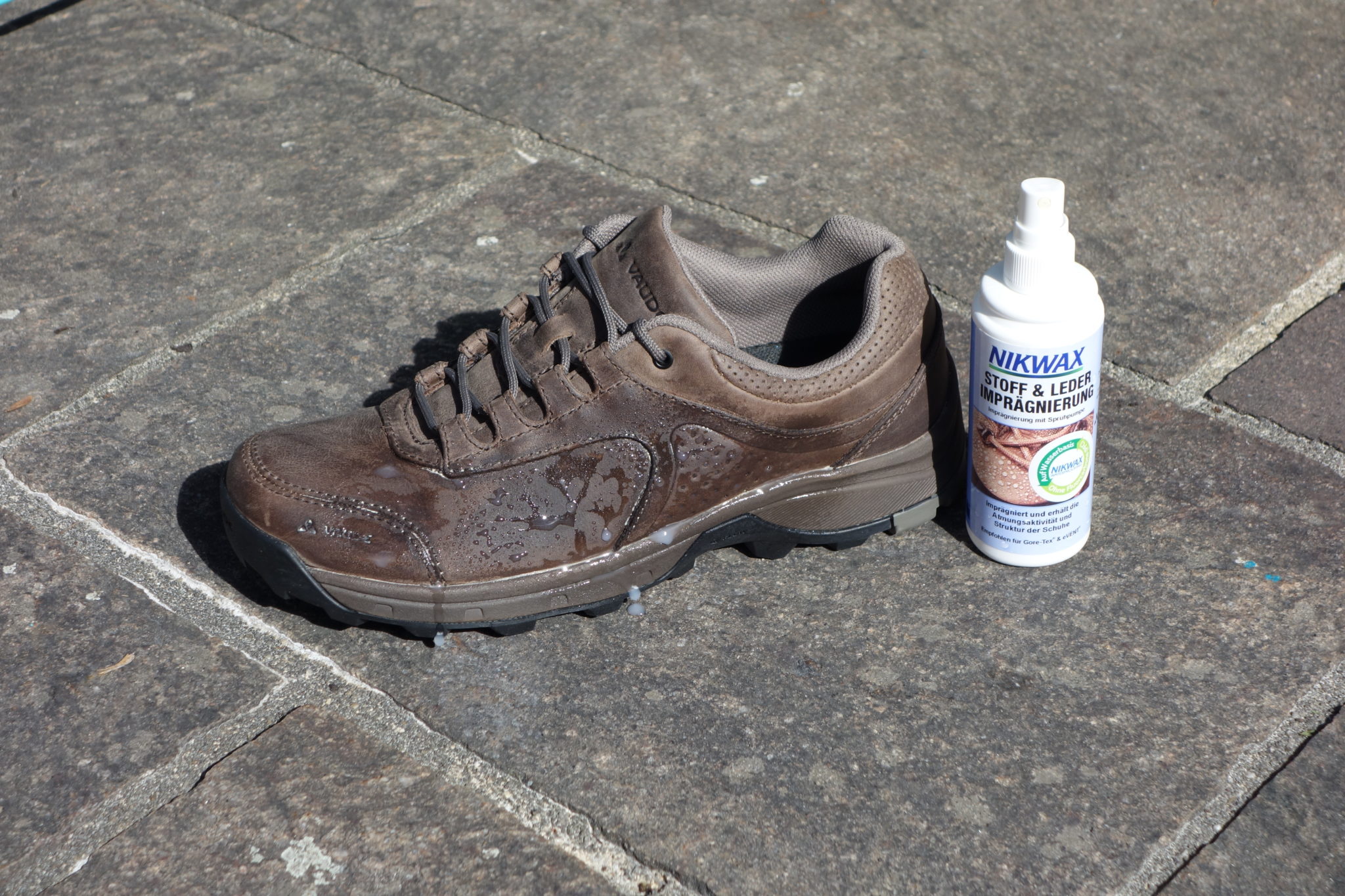 Ein Lederschuh und eine Nikwax-Imprägnierung