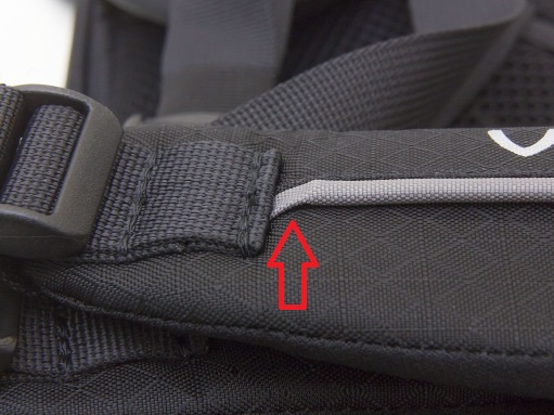 Die Schiene für den Brustgurt eines Rucksacks