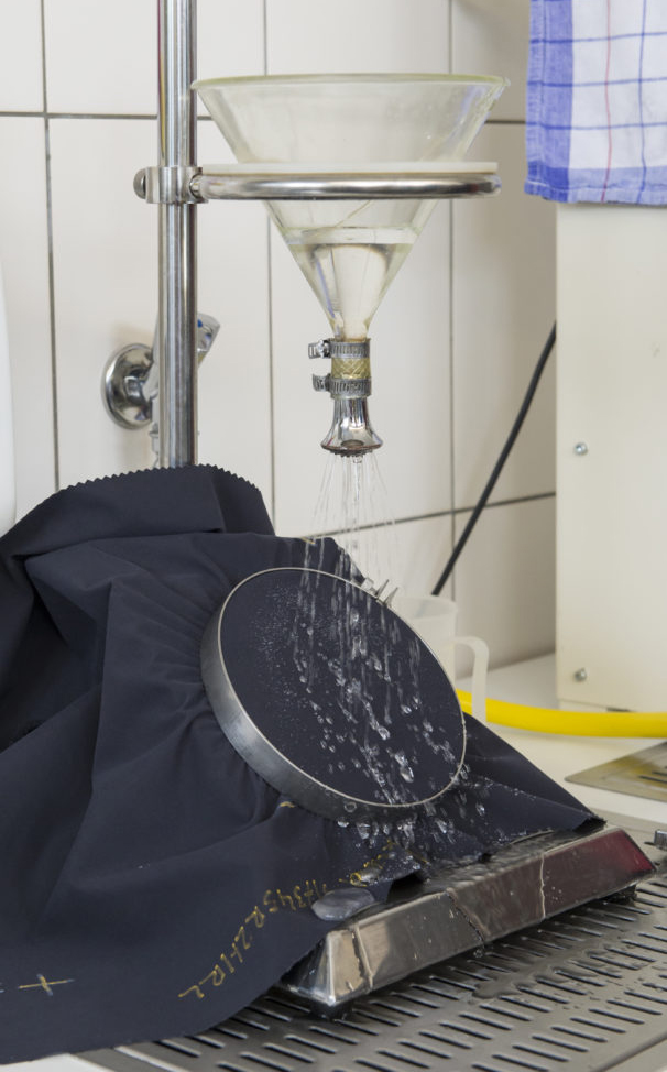 Ein Test im VAUDE Labor, bei dem ein Material Wasser ausgesetzt ist