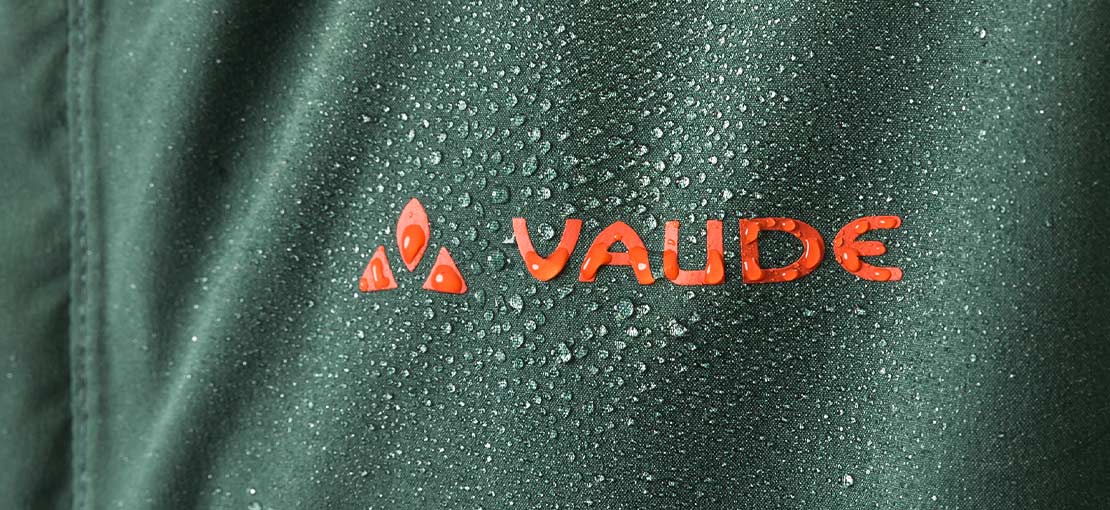 PFAS Ausstieg bei VAUDE Regenjacke mit Wassertropfen