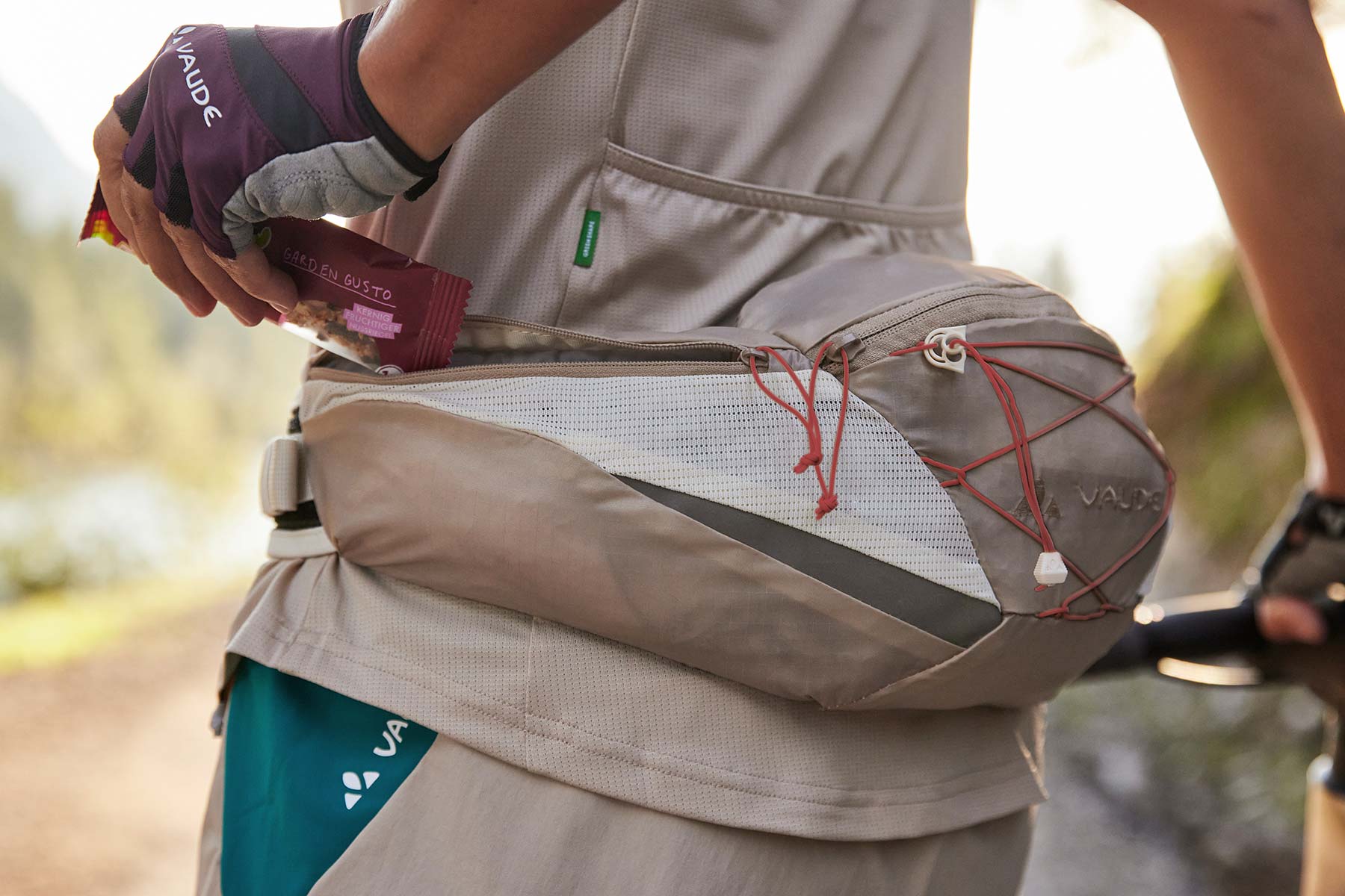 Eine Mountainbikerin von hinten mit einer Hip Bag.