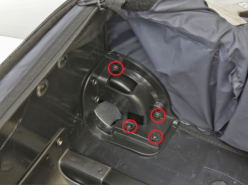 Die vier Schrauben der Trolley-Rolle