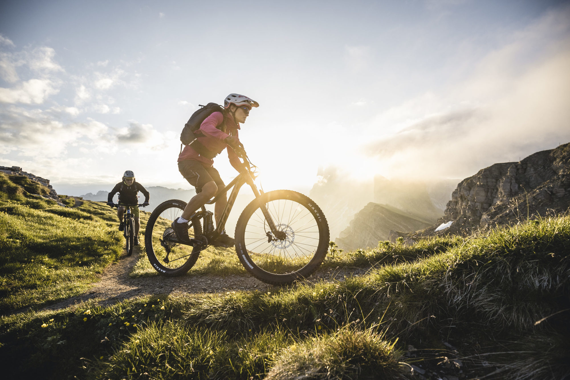 Zwei Mountainbiker die bergauf fahren Zwei Mountainbiker die bergauf fahren