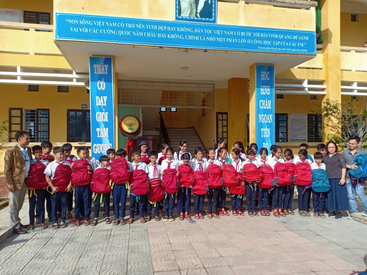Vietnamesische Schulkinder mit gespendeten Schulrucksäcken