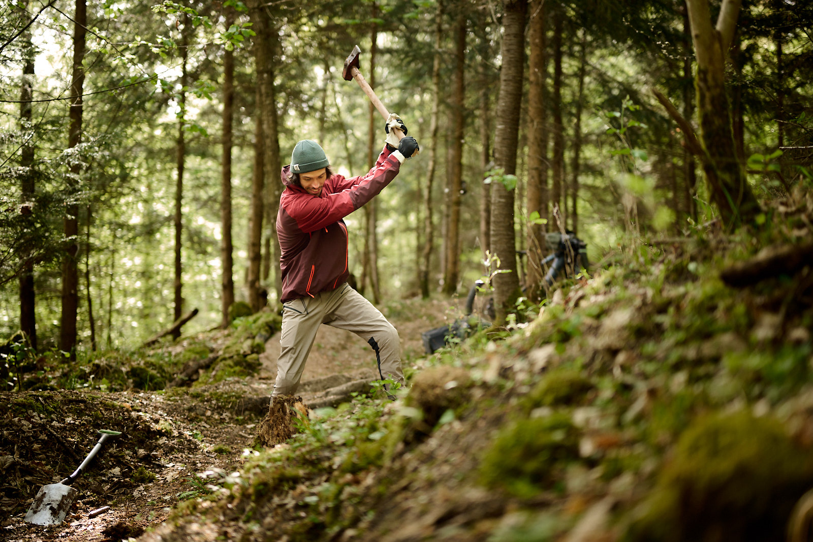 Ein Mountainbiker springt im Wald.