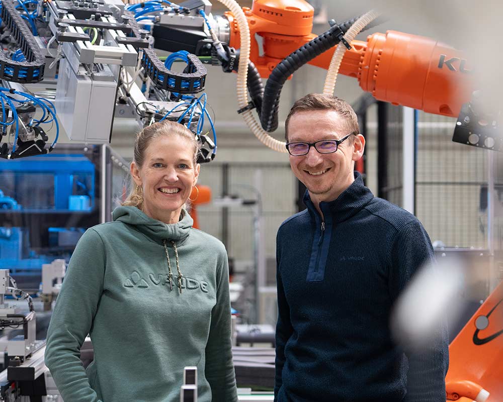 Pressefotos Antje von Dewitz in der VAUDE Manufaktur mit Manufakturleitung