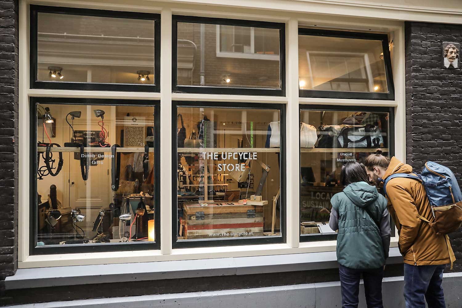 Zwei Passant*innen am Schaufenster eines Upcycling-Stores