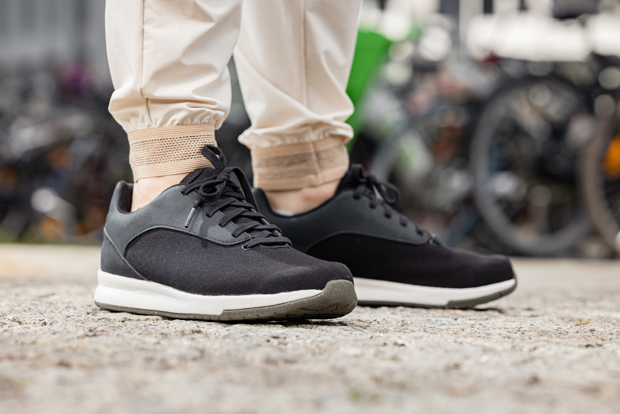 Nahaufnahme Fahrradschuhe beim Gehen