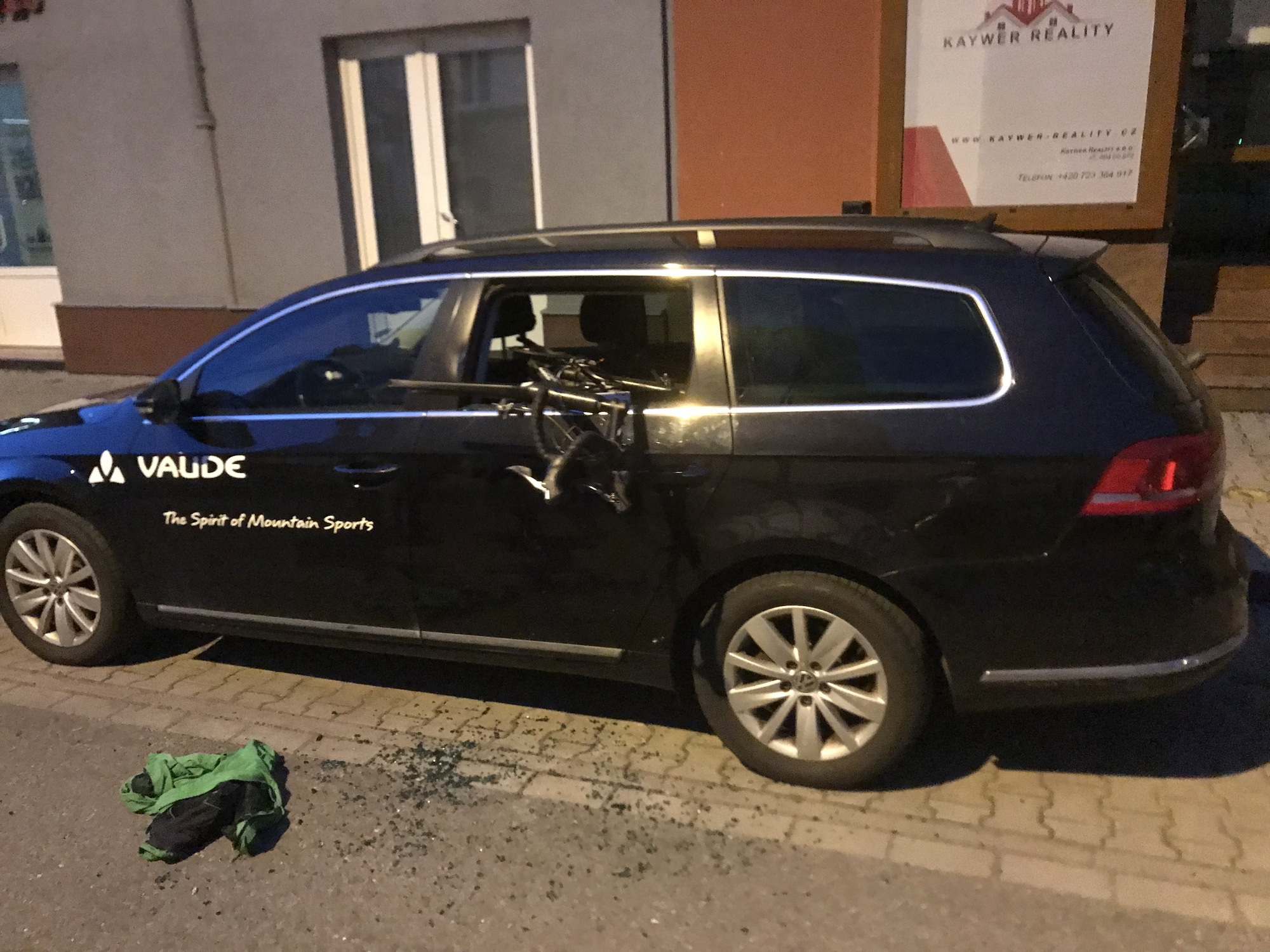 VAUDE Fahrzeug mit eingeschlagener Seitenscheibe