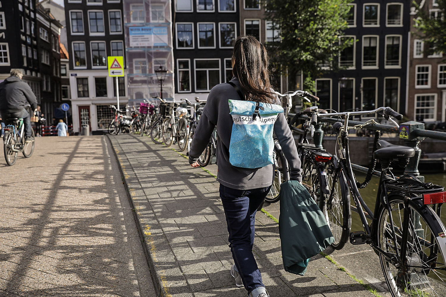 Frau mit Upcycling-Rucksack in der Stadt.
