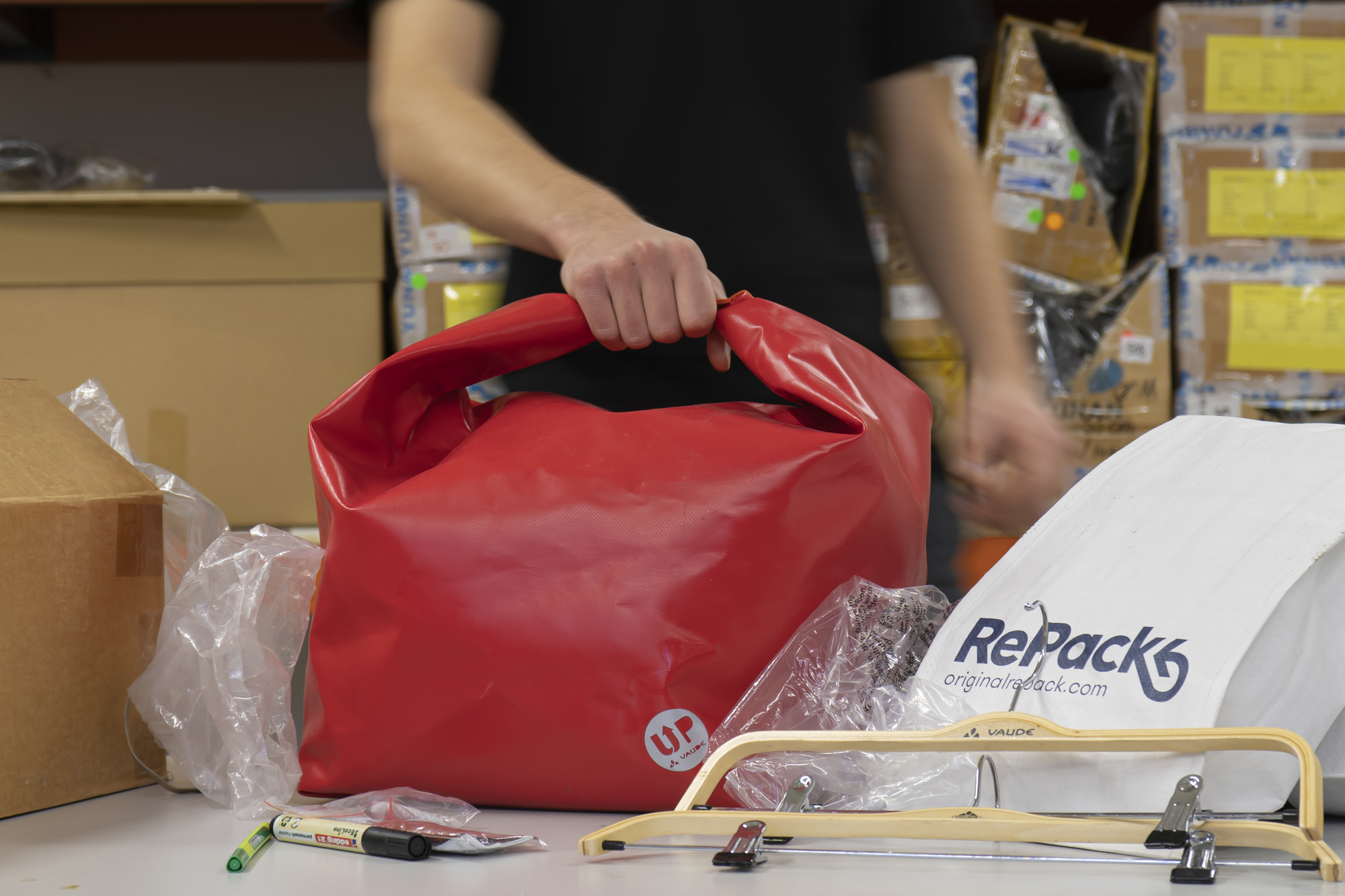 Versandtasche aus Upcycling-Planenmaterial