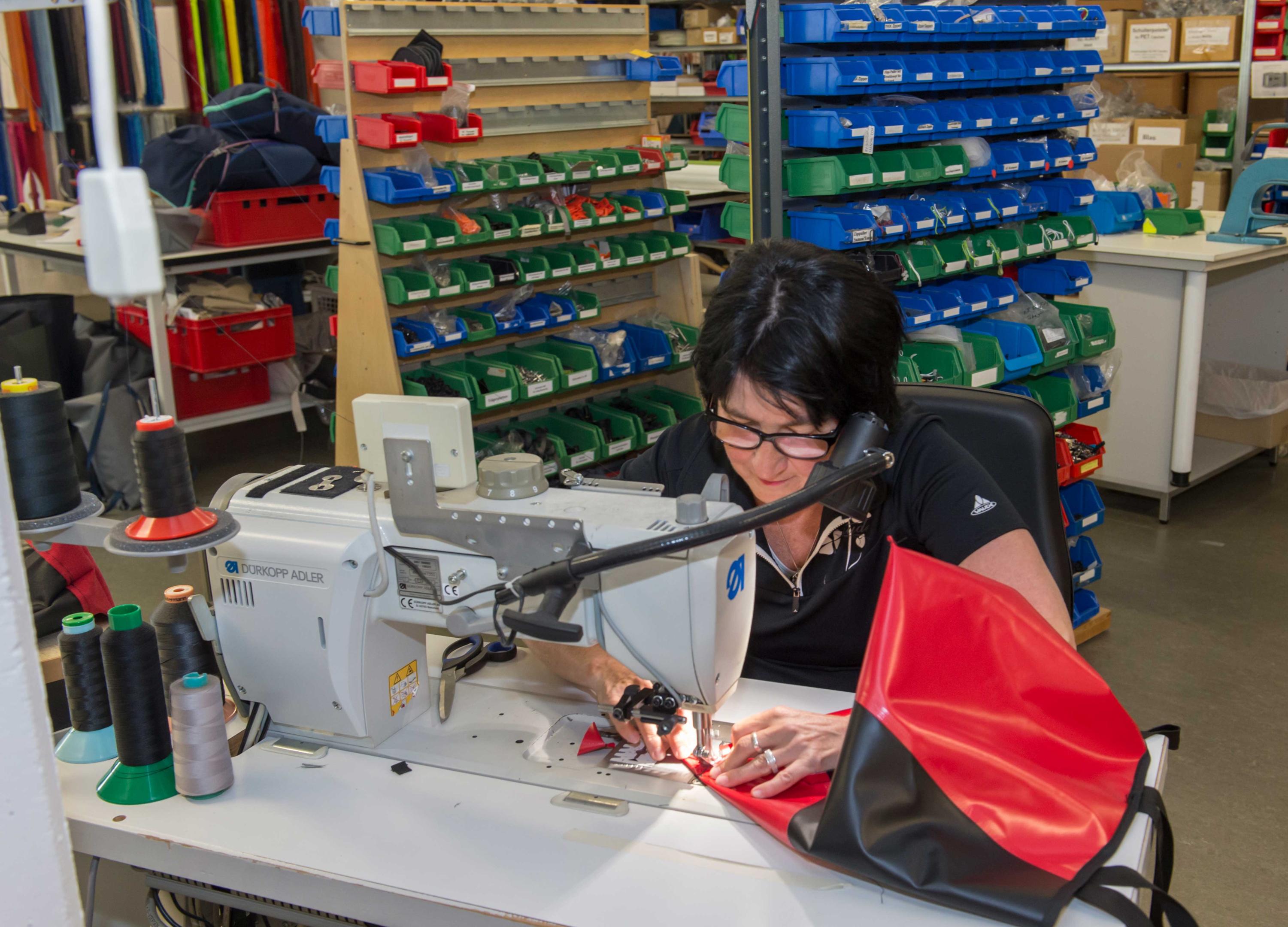 VAUDE Mitarbeiterin bei der Musterentwicklung an der Nähmaschine