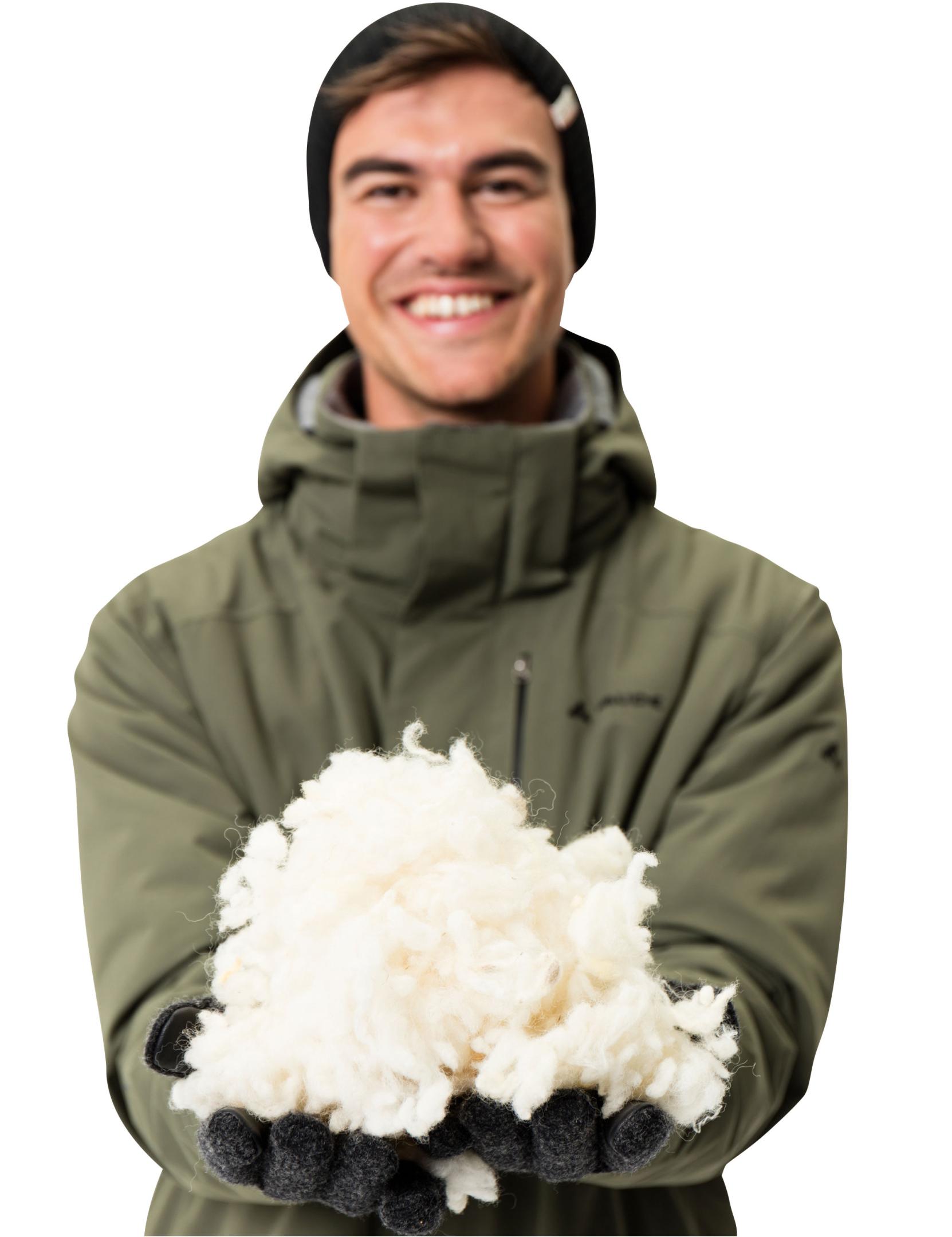 Herrenmodel mit VAUDE Wanderjacke hält Schurwolle in die Kamera.