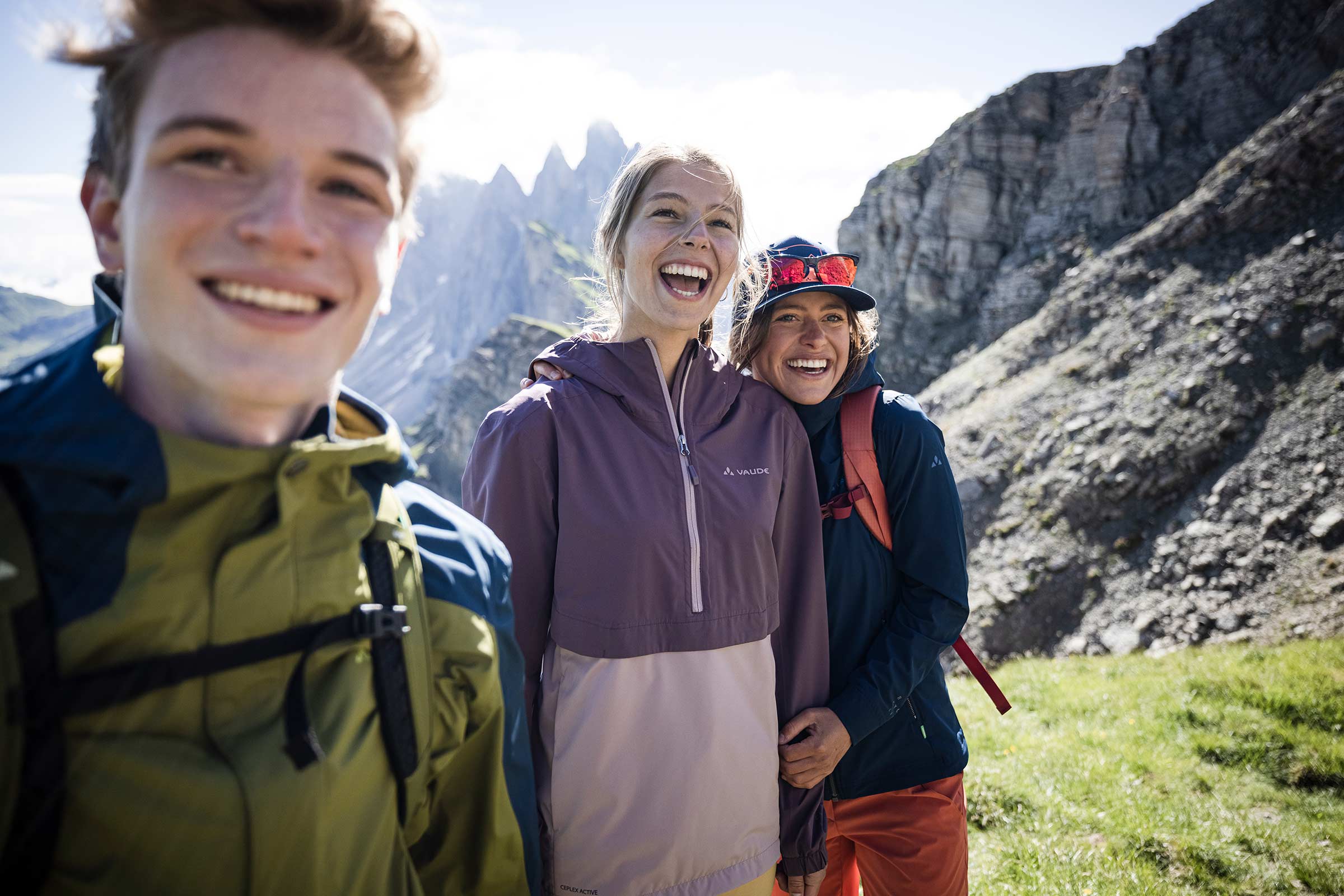 Stellenangebote für Schüler bei VAUDE entdecken Drei Jugendliche in VAUDE Outdoorbekleidung