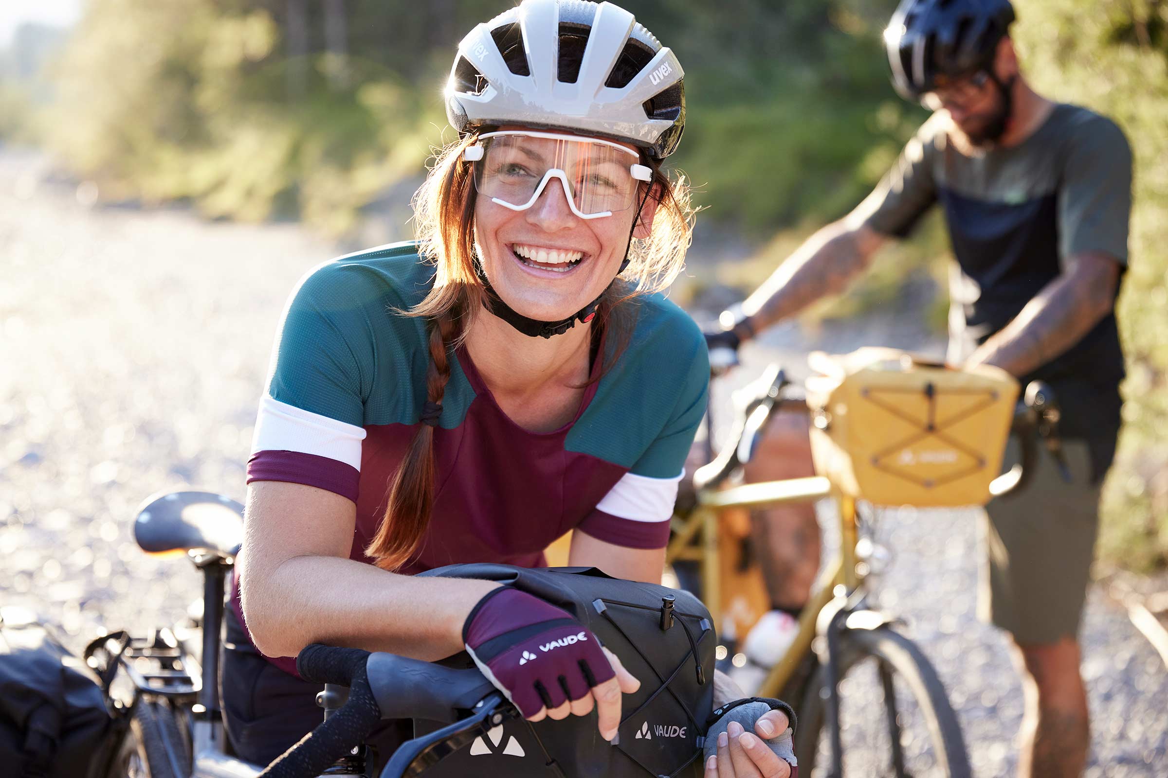 Jetzt Initiativbewerbung senden Frau in Fahrradbekleidung auf einem Fahrrad sitzend