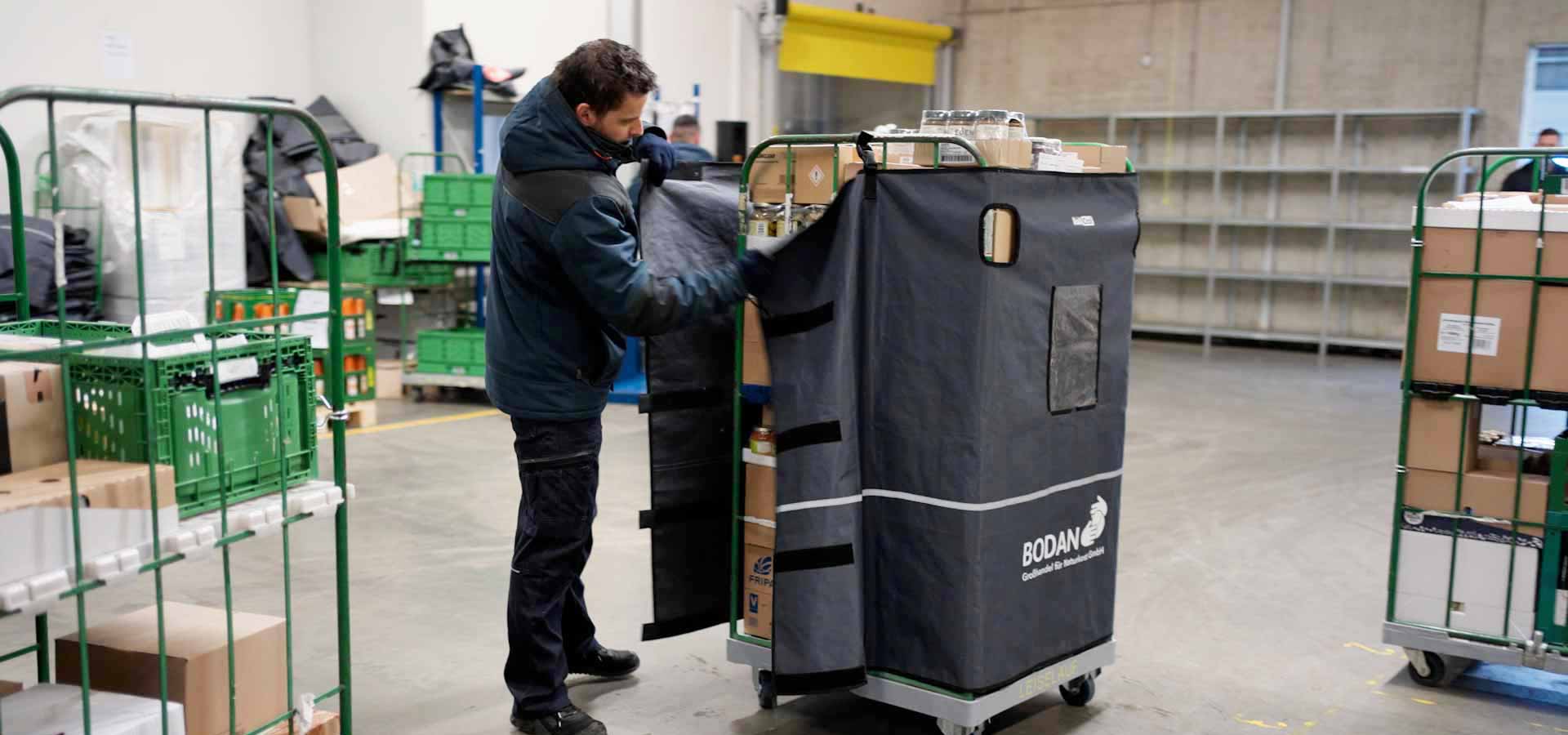Customized Solutions Mann mit Rollicoat-Wagen
